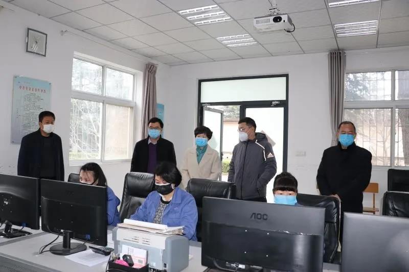 市,人大常委會(huì),副主任,、,總工會(huì),主席,2月, . 市人大常委會(huì)副主任、總工會(huì)主席韓迎春到公司調(diào)研慰問(wèn)